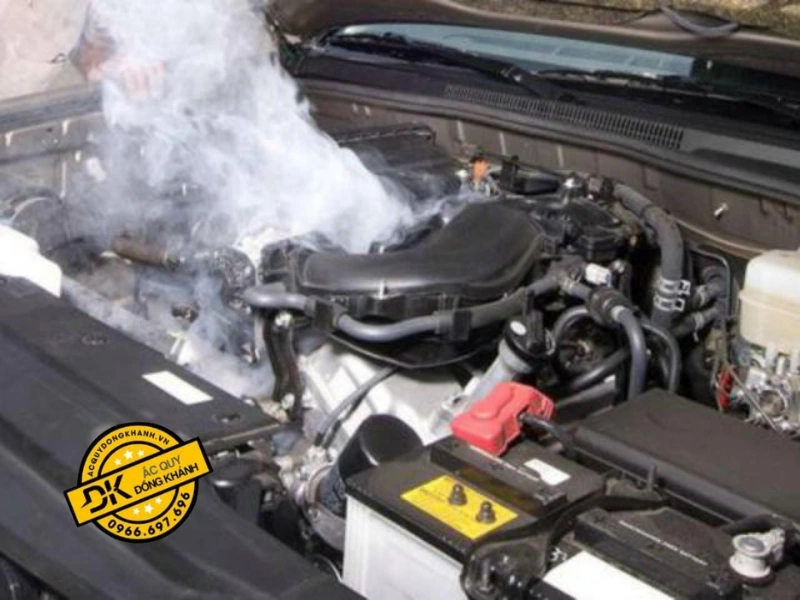 Hình ảnh minh họa khi bình ắc quy bị sôi nước