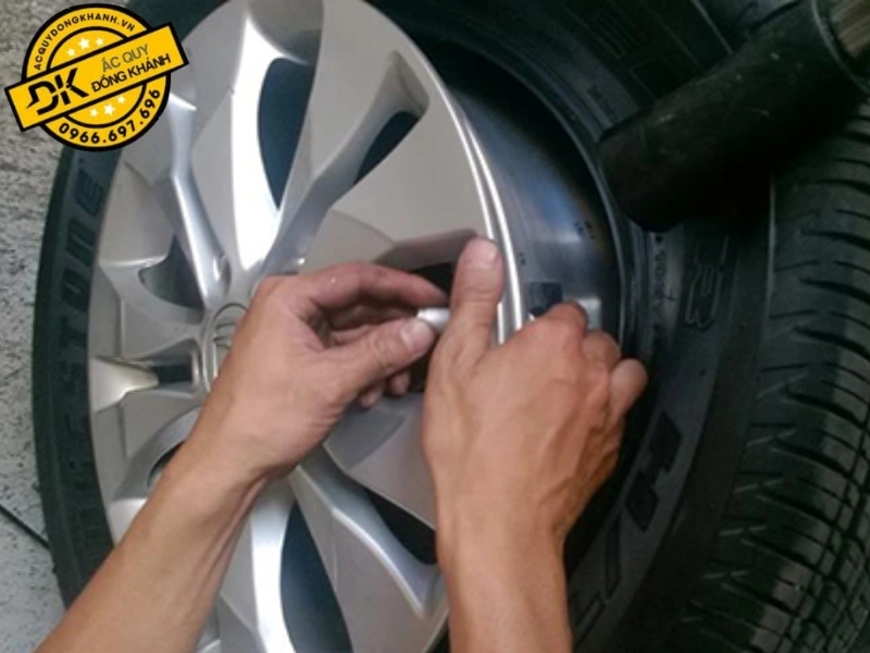 Tháo lốp cũ và lắp lốp mới