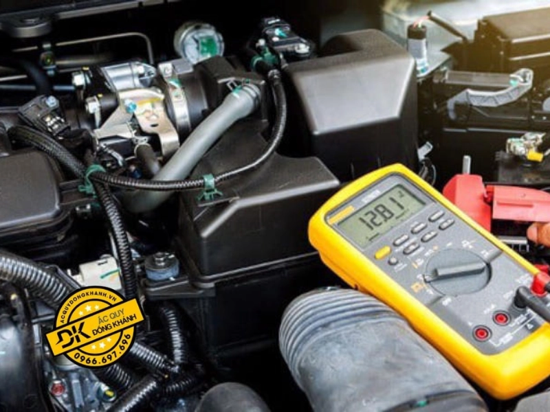 Kiểm tra ắc quy bằng máy đo
