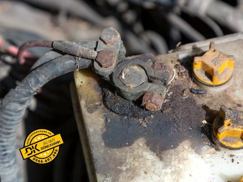 Hình ảnh ắc quy bị rò rỉ axit