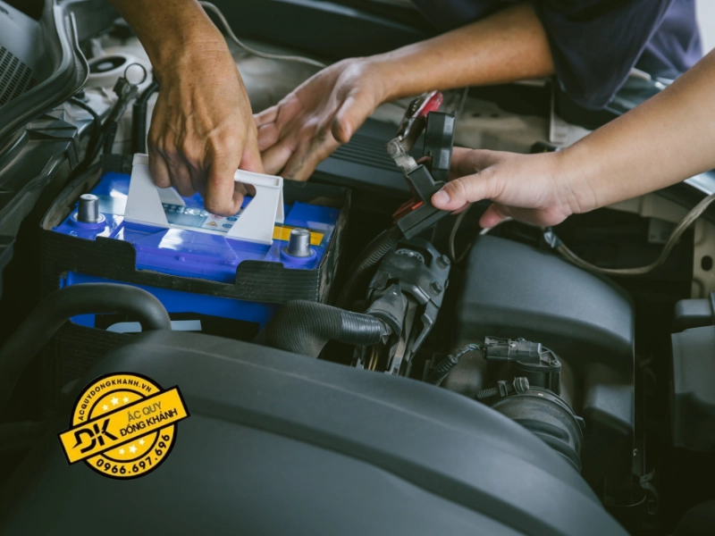 Thay ắc quy mới khi ắc quy cũ bị sụt áp