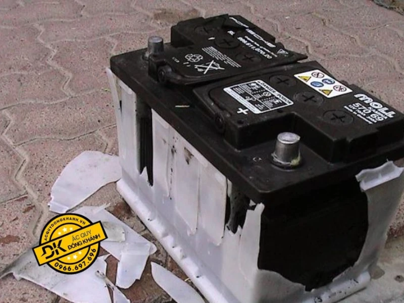 Vỏ bình ắc quy bị nứt: Nguyên nhân, nguy hiểm và cách xử lý an toàn