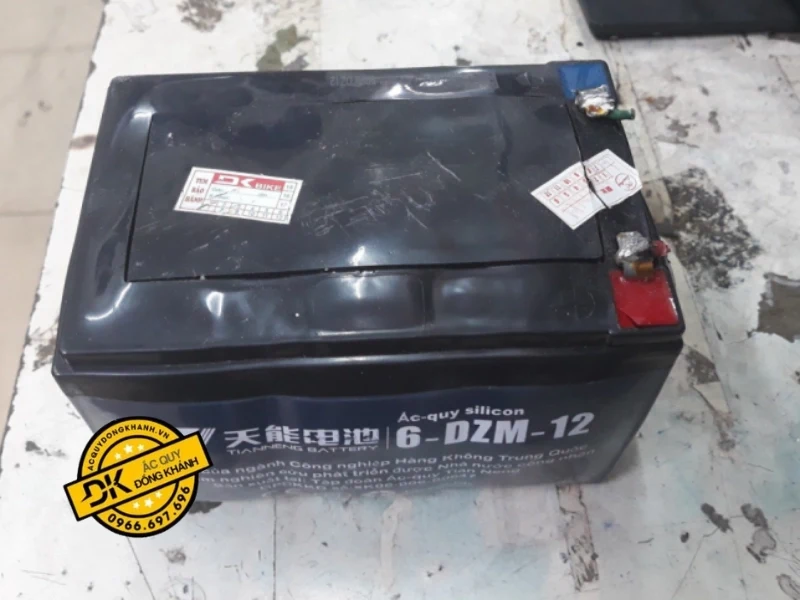 Ắc quy bị phồng là một trong các dấu hiệu nhận biết đã đến lúc thay bình