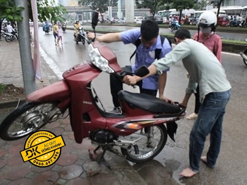 Một số dấu hiệu nhận biết ắc quy xe máy bị hỏng