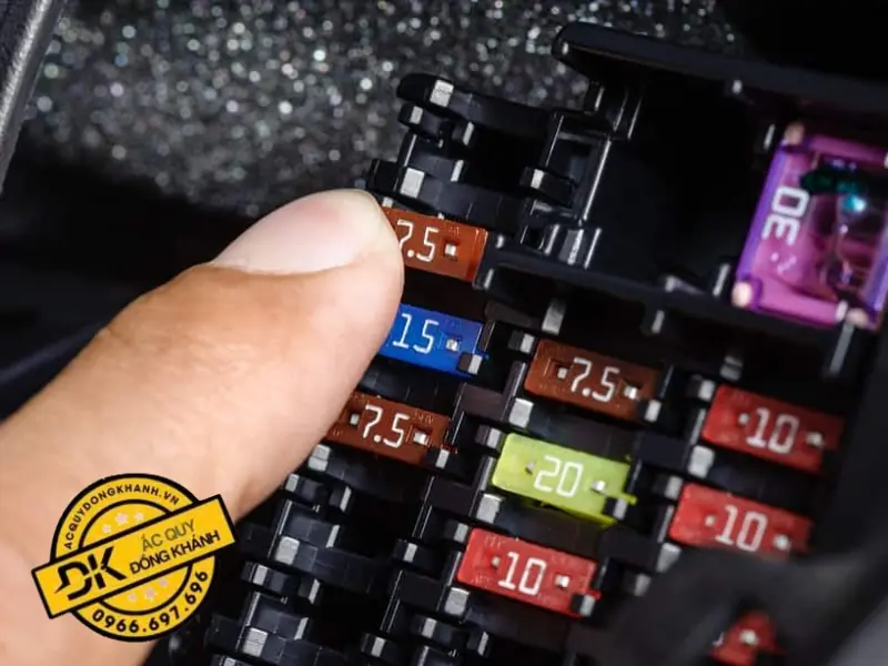 Cách thay thế cầu chì ô tô bị cháy đúng kỹ thuật, an toàn