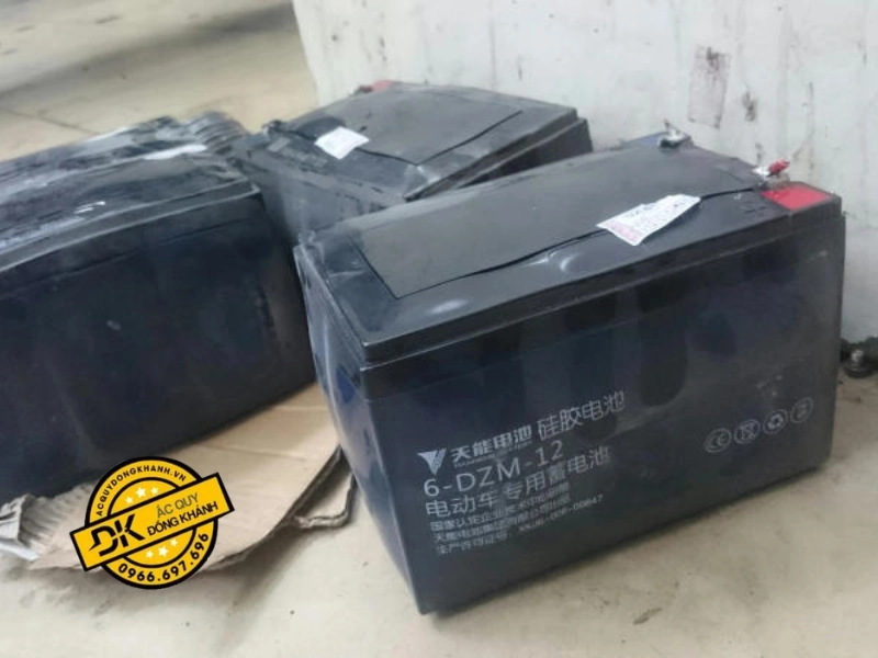 Vỏ ắc quy phồng, rộp là dấu hiệu dễ nhận thấy khi ắc quy bị hỏng