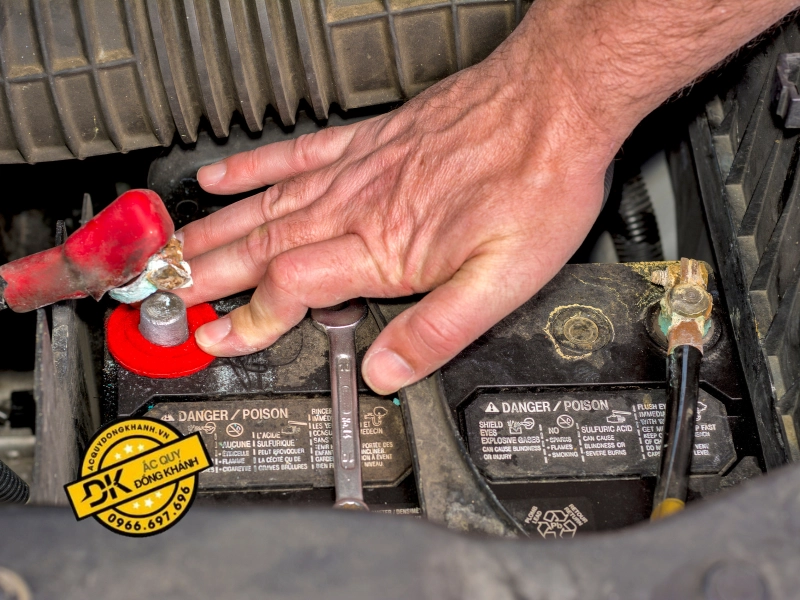 Mùi axit nồng nặc là dấu hiệu nhận biết khi ắc quy có vấn đề