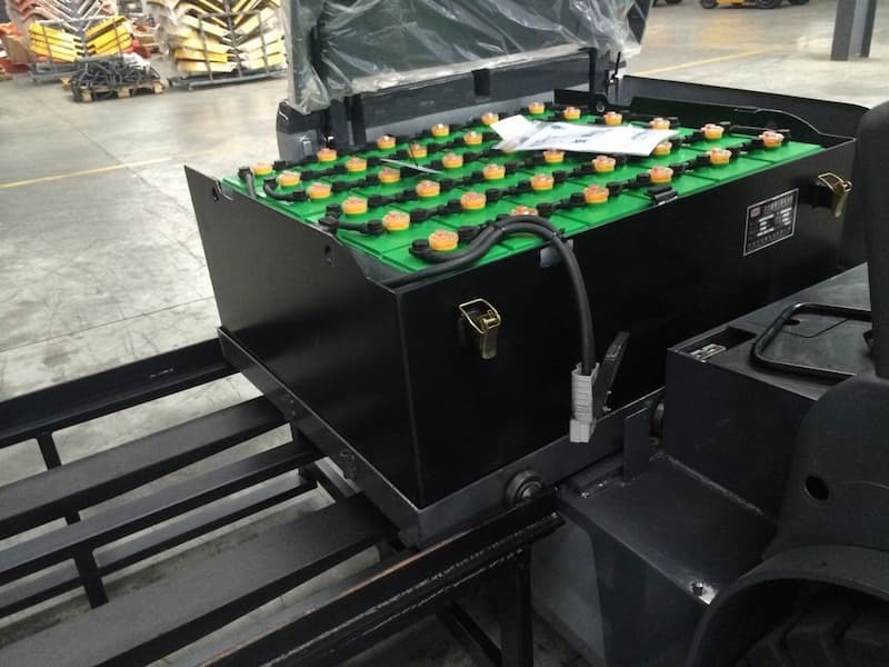 Lựa chọn ắc quy xe nâng thế nào cho phù hợp