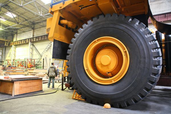 Mua vỏ lốp xe công trình giá rẻ chính hãng ở đâu