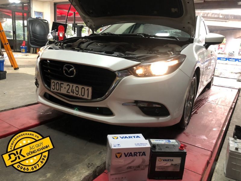 lắp đặt bình ắc quy Varta Q85-65AH vào xe Mazda 3