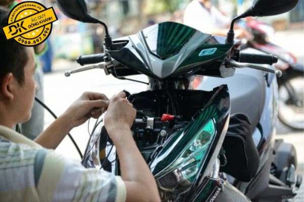 bình ắc quy xe airblade 125 nằm ở đâu